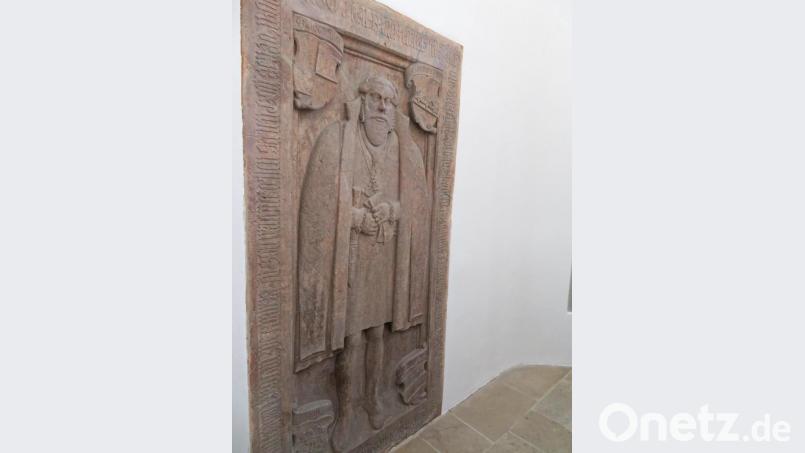 Wie kommt die Grabplatte eines ehemaligen Abtes des Klosters Speinshart in die evangelische Stadtkirche von Neustadt am Kulm? Bei einer Führung anlässlich des &quot;Tag des offenen Denkmals&quot; lüftet die Vorsitzende des Fördervereins Rauher Kulm, Käthe Pühl, dieses Geheimnis. Bild: ow
