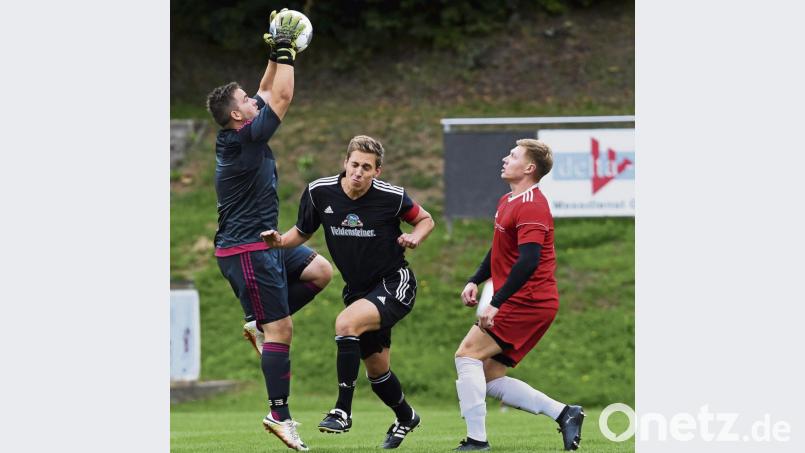 Der Pleysteiner Torwart Marco Baumer (links) sichert sich hier den Ball vor seinem Mannschaftskollegen Benedikt Namberger (Mitte) und dem Vohenstraußer Sebastian Striegl (rechts). Vohenstrauß II siegte mit 2:0. Bild: Büttner, Gerhard