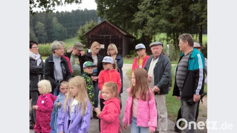 Hans Bock (Zweiter von rechts) nahm Kinder und Eltern mit auf eine Reise in die Geschichte der Marktgemeinde. Bild: amö