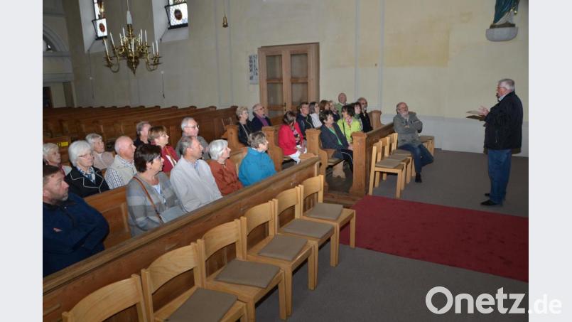 Über die Kirchengebäude in der Großgemeinde gibt es viele wissenswerte Details zu berichten. Am Sonntag war beim Tag des offenen Denkmals Gelegenheit kostenlos mehr über die alten Gemäuer zu erfahren. In den Kirchenbänken der evangelischen Stadtkirche konnten die Besucher bequem Platz nehmen und den Ausführungen von Rudolf Großmann lauschen. Bild: dob