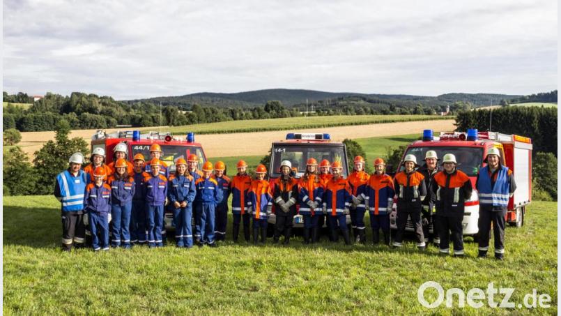 Die Jugendlichen der Feuerwehren Schwarzenbach und Hohenthan und deren Ausbilder nach der erfolgreichen Bekämpfung des Feldbrandes. Bild: exb