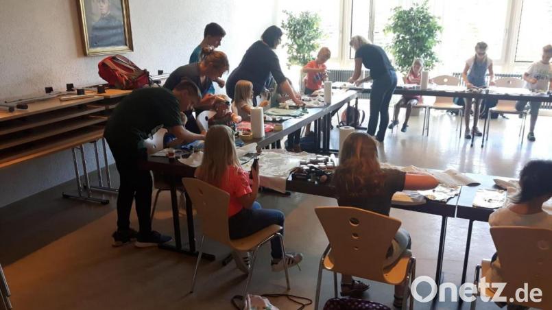 Mit viel Spaß bei der Arbeit am eigenen T-Shirt-Design. Bild: stn