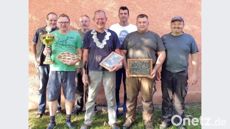 Im 53. Vereinsjahr bricht Wolfgang Müllner (Mitte) endlich den Nimbus, wonach es keinem Vorsitzenden vergönnt sei, Fischerkönig zu werden. Bild: fjo
