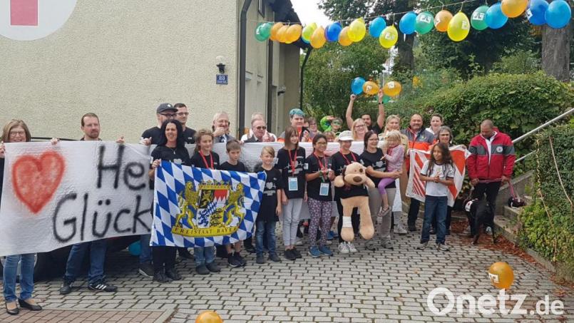 Herzlich empfingen die Mitglieder von Bereitschaft, Wasserwacht und Organisierter Ersten Hilfe sowie des Kreisverbandes und Zweiter Bürgermeister Johannes Reger die Teilnehmer des Bundeswettbewerbs (vorne). Bild: njn