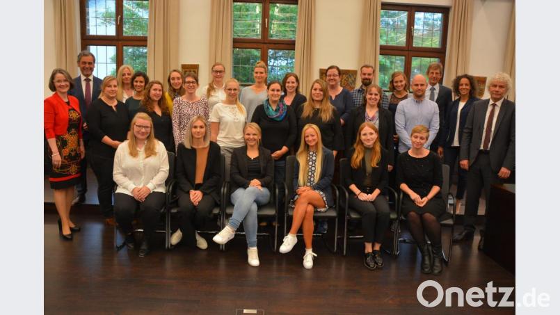 Mit 22 neuen Lehrerinnen und Lehrer starten die Grund- und Mittelschulen des Landkreises heute Dienstag ins neue Schuljahr. Neun Lehramtsanwärterinnen und zwei Lehrer wurden am Montagvormittag am Landratsamt vereidigt, oder legten das Gelöbnis ab. Ihnen allen gratulierten (von links) Schulrätin Martina Puff und Leitender Schulamtsdirektor Rudolf Kunz, sowie (von rechts) Landrat Wolfgang Lippert und die beiden Seminarrektoren Eva-Maria Ficker (Mittelschule) und Nikolaus Kühnhackl (Grundschule). Bild: jr