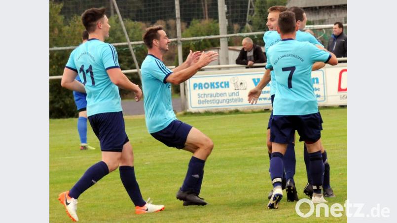 Jubel beim TSV Konnersreuth: Die Mannschaft von Trainer Sascha Haberkorn übernahm durch den 4:1-Erfolg gegen den VfB Arzberg die Tabellenführung in der Kreisliga Süd. Bild: heh