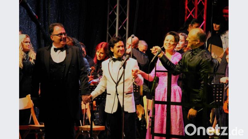 Kräftigen Applaus gab es für (von links) Bariton Aleksandar Krunev, Tenor Oscar de la Torre, Sopran Heidi Manser sowie Dirigent Grigor Palikarov Bild: stg