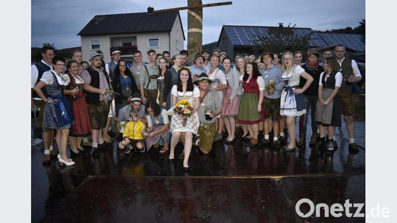 Svenja und Lukas mit den Kirwapaaren. Bild: sck