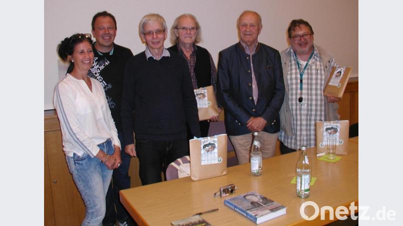 Zufriedene Gesichter nach einem äußerst spannenden Filmgespräch: Hans Schuierer (Zweiter von rechts) mit KIndergartenleiterin Michaela Schmidt, dem Vorsitzenden des Elternbeirats Hilmar Zaus, den Gesprächsteilnehmern Wolfgang Nowak und Heinrich Mayer (von links). Rechts Moderator Manfred Hartung. Bild: ld