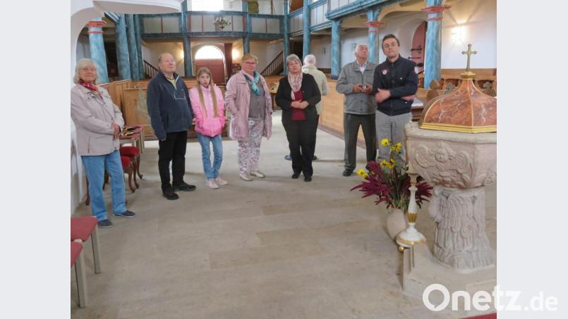 Käthe Pühl (Dritte von rechts) führt drei Gruppen beim &quot;Tags des offenen Denkmals&quot; durch die Neustädter Stadtkirche. Bild: ow