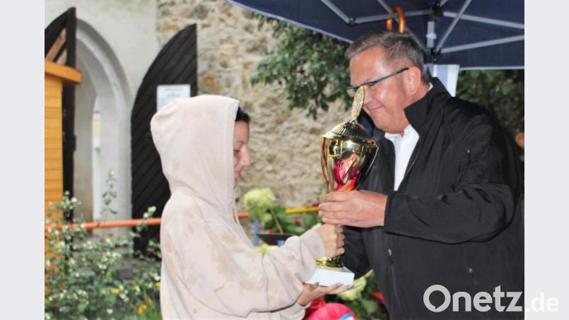 Fast durchnässt nahm Alicia Schroers-Gomez ihren Pokal entgegen. Bild: Dagmar Williamson, dwi