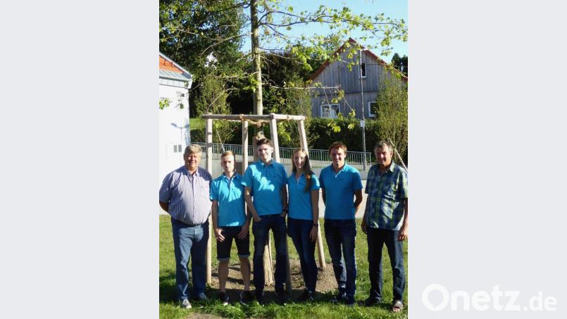 Die neue Sumpf-Eiche auf dem Dorfplatz wird vorgestellt von (von links) Bürgermeister Martin Schregelmann, den Kirwaleit-Vertretern Felix Herrmann, Maximilian Rösch, Denise Lindner und Thomas Beutner sowie zweitem Bürgermeister Hans Beutner. Bild: fsb