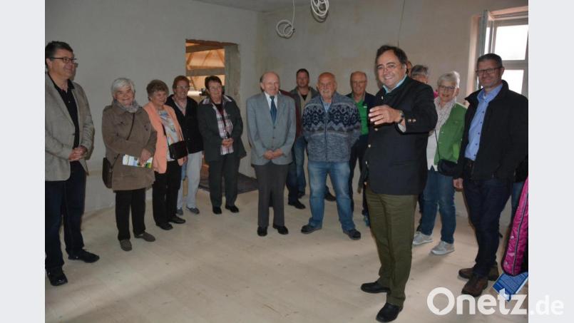 Architekt Gerhard Plaß gab fünf Führungen durch den Schafferhof und erläuterte das Konzept des Theres-Neumann-Museums. Fördervereins-Vorsitzender Uwe Rosner (rechts) zeigte sich von der Besucheranzahl und dem Interesse begeistert. Bild: jr