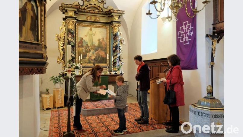 Jonas Heberlein, dessen Opa selbst jahrelang im Kirchenvorstand tätig war, weiß sehr viel über die Kirche. Bild: wlr