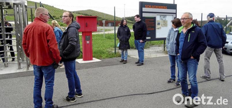 Ratlosigkeit den ganzen Tag über vor dem Tor zum Schlackenberg: Warum ist es nicht offen wie angekündigt? Nicht einmal die Homepage der Regierung der Oberpfalz half weiter, denn hier war der Termin gar nicht eingetragen. Bild: hka