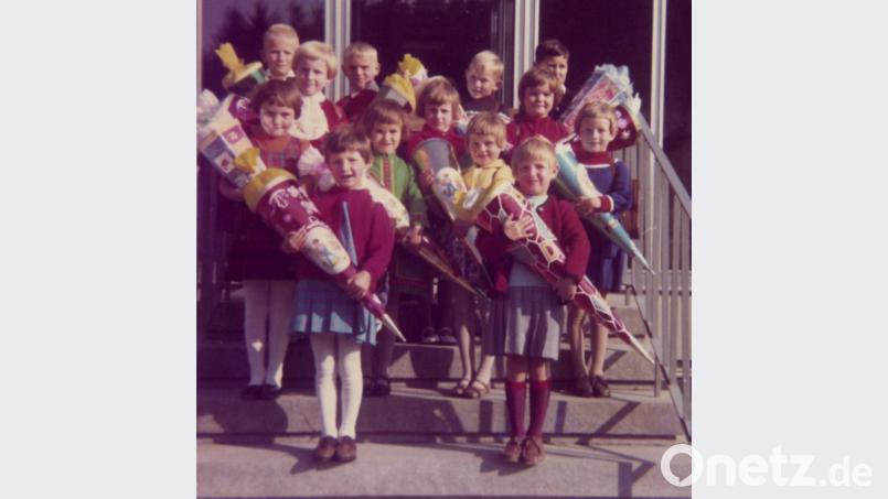 Marianne Schieder (Mitte, im grünem Kleid) erinnert sich an ihren ersten Schultag an der Grundschule in Glaubendorf. Bild: exb