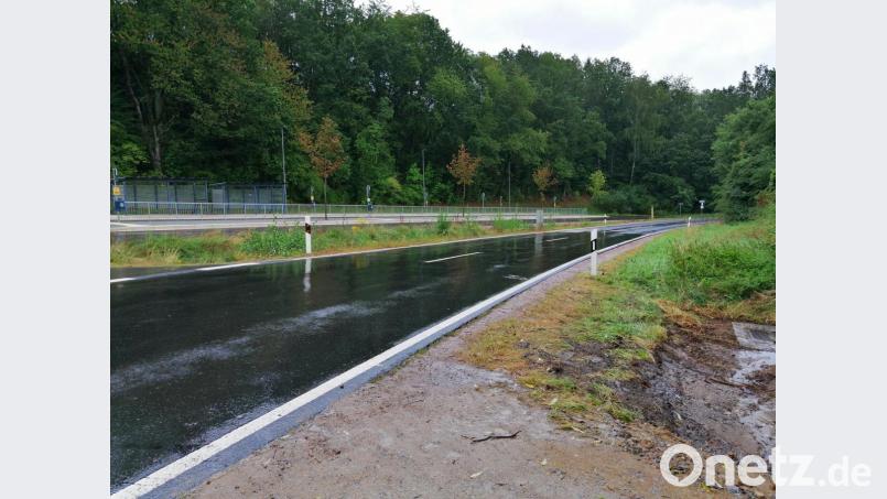 Hier treffen der Busbahnhof (links) und die neue Verbindung mit der Siedlung aufeinander. Es trennt sie die Kreisstraße, auf der 60 Kilometer pro Stunde gefahren werden darf. Bild: anv