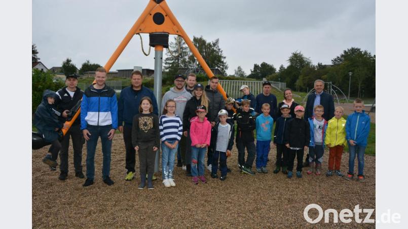 14 Kinder trotzten am Samstag dem regnerischen Wetter und gingen mit der Jungen Union beim Ferienprogramm auf Schnitzeljagd. Mit dabei waren JU-Ortsvorsitzender Christoph Hampel (Dritter von links), CSU-Ortsvorsitzender Stefan Grillmeier (Vierter von links) und Bürgermeister Roland Grillmeier (hinten rechts). Bild: jr