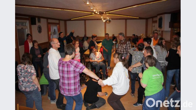 Stets gut gefüllt war die Tanzfläche bei der Disco, zu der die Selbsthilfegruppe Behinderte/Nichtbehinderte eingeladen hatte. Bild: kro