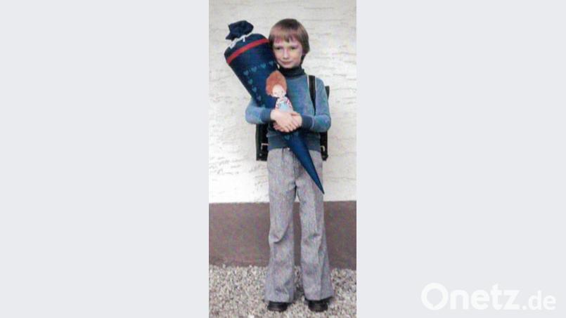Alexander Flierl freute sich über Playmobil-Figuren in der blauen Schultüte. Bild: exb