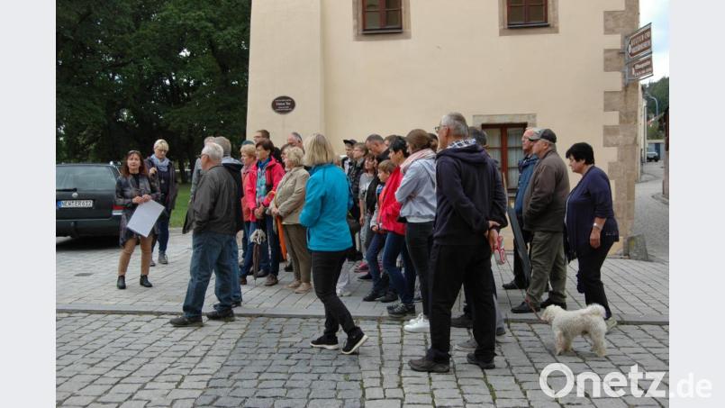 Stadtführerinnen Marianne Gottschalk (links) und Christine Meinl (Zweite von links) wissen viel über die Grafenwöhrer Stadtgeschichte zu erzählen. Bild: abu