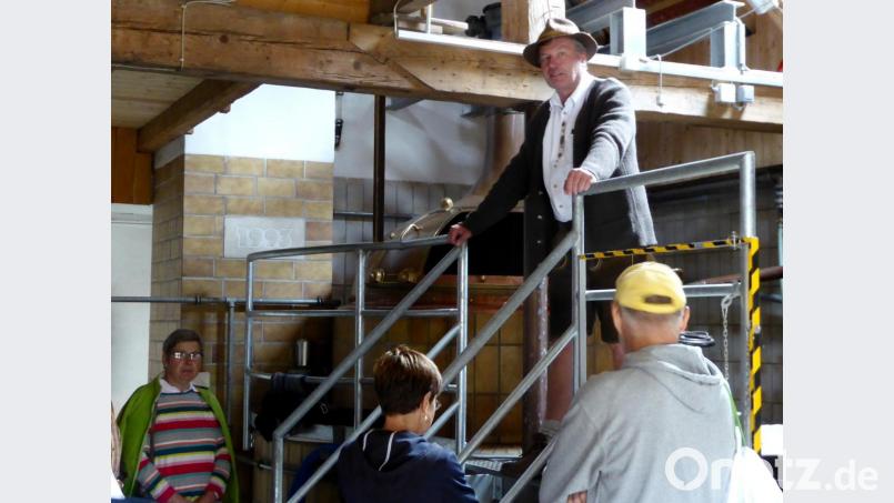 Hans Franz zeigt den Gästen das Neuhauser Kommunbrauhauses. Bild: Schönberger, Ferdinand [fsb]