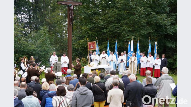 Domvikar Harald Scharf (Mitte mit schwarzer Mappe) war Hauptzelebrant bei der 67. Männerwallfahrt am Fahrenberg Bild: fvo