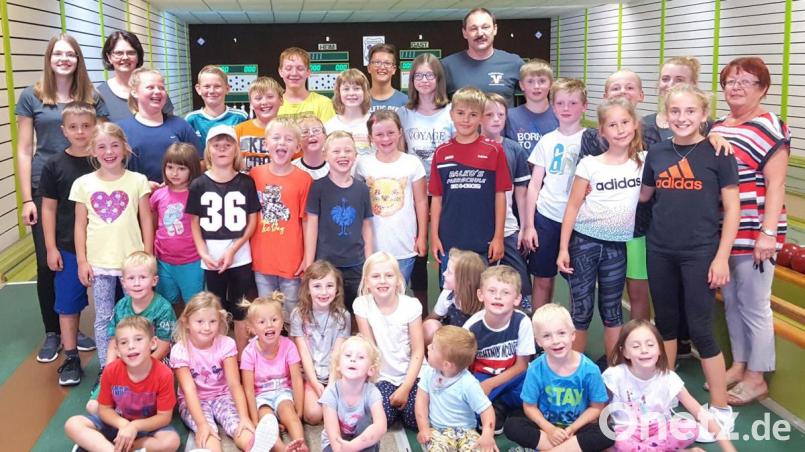 Spiel, Spaß, Sport und Spannung begeistern über 40 Kinder auf der Kegelbahn, wozu die örtliche Raiffeisenbankfiliale mit Leiter Gerhard Uschold (hinten) aufrief. Bild: fjo