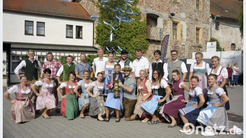 14 zsammagwürfelte Kirwapaare tanzen den selbst mitgebrachten, sechs Meter hohen Kirwabaum aus. Am Ende werden Bastian Mader (kniend, Siebter von links) und Franziska Dorner (kniend, Sechste von links) zum Ober-Kirwapaar gekürt. Bild: u