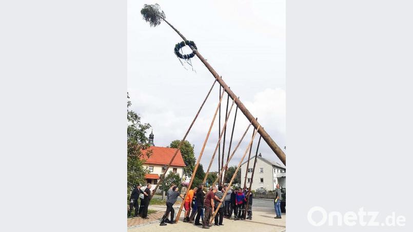 Hoch damit! Die Neuzirkendorfer geben nicht nach, bis der Baum endlich steht. Bild: ü
