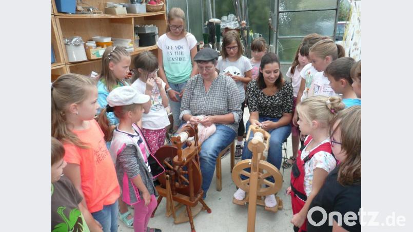 Auf großes Interesse der Kinder stießen die Vorführungen am Spinnrad. Bild: amö