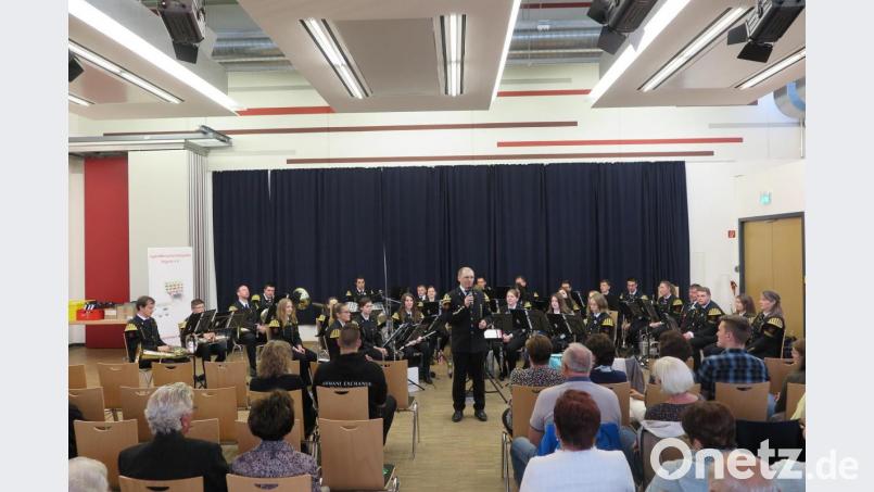 Als erfahrener Kapellmeister, geschickter Motivator und kundiger Moderator erwies sich Jürgen Kratochvill (stehend) beim Konzert der Jugendbergmannskapelle Pegnitz im Foyer. Bild: jzk