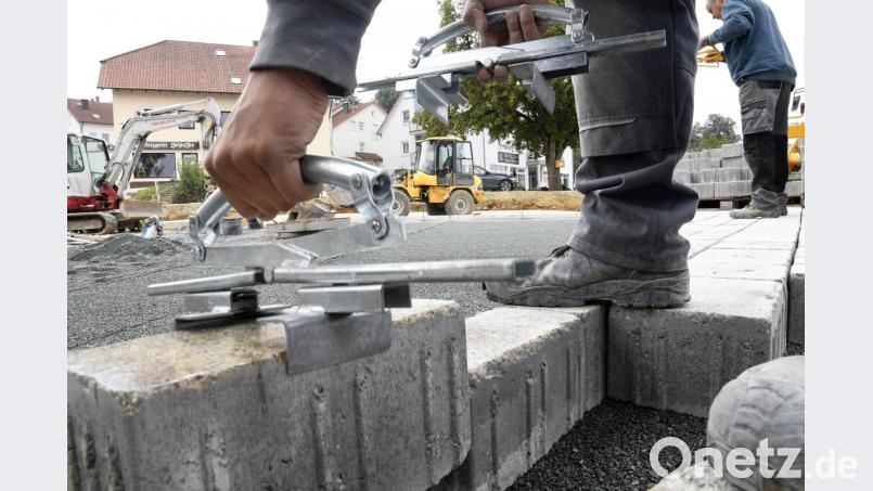 Momentan wird hier fleißig gepflastert: Der neue Kümmersbrucker Dorfplatz nimmt Gestalt an. Bild: Petra Hartl
