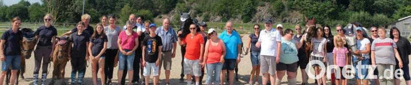 Die Reitsportgemeinschaft Heubl veranstaltet einen „inklusiven Familientag“ auf der Anlage in Brensdorf. Die Erwachsenen mit Handicaps, betreut von der „Lebenshilfe Schwandorf“, stellten sich mit „ihren“ Pferden (von links) Laffee, Yill, Rose, Maya, Bruno und Nemo und den Unterstützern zum Erinnerungsfoto. Bild: ohr