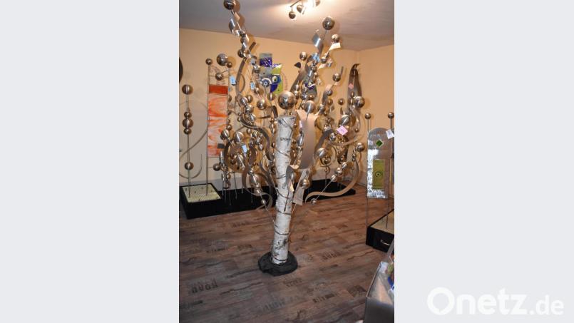 Ein Baum aus Edelstahl. Aufwendige Stücke lagert Wolfgang Schäfer in seinem Keller. Bild: lue