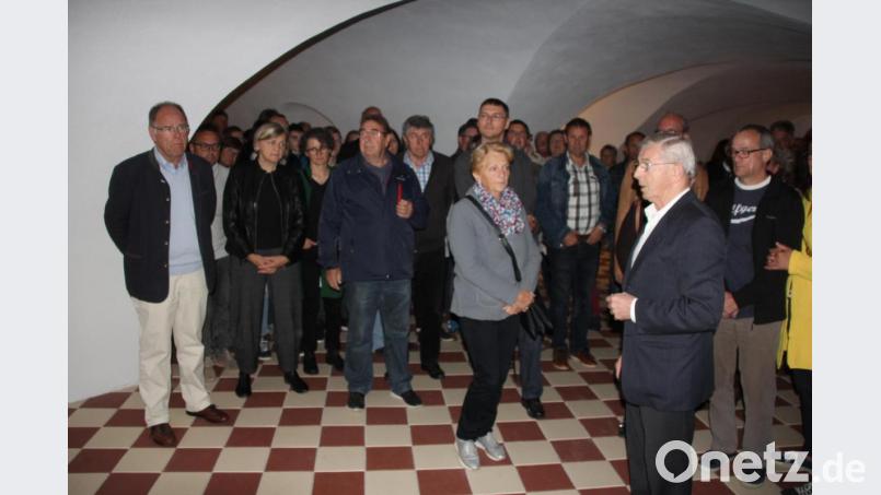Der ehemalige Mesner Hermann Vogl (Zweiter von rechts) informierte die Besucher über die Krypta in der Basilika. Bild: kro