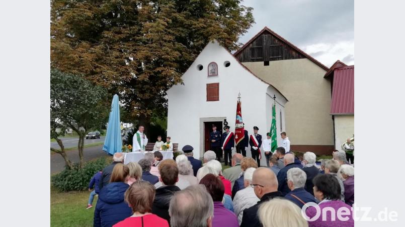Vor der „Awara-Kapelle“ ist am Tag es offenen Denkmals ein Gottesdienst gefeiert worden. Zelebrant war Stadtpfarrer Thomas Vogl. Bild: exb