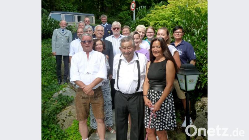 Jubilar Albert Haimerl (vorne, Mitte) im Kreise seiner beiden Kinder Monika und Albert junior (rechts und links daneben) und der Enkel. Eine große Gratulantenschar machte ihm an seinem Ehrentag die Aufwartung. Bild: lts
