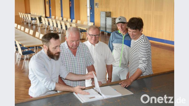 Prüfen vor Ort, ob die Begebenheiten in der Stadthalle in Neustadt für eine Live-Übertragung der Bürgersendung &quot;Jetzt red i&quot; des BR ausreichend sind: BR-Mitarbeiter Ruslan Amirov, Hausmeister Anton Lebegern, Zweiter Bürgermeister Heinrich Maier, Hausmeister Stefan Zimmermann und Philip Naßhan, ebenfalls vom BR (von links). Bild: Gabi Schönberger