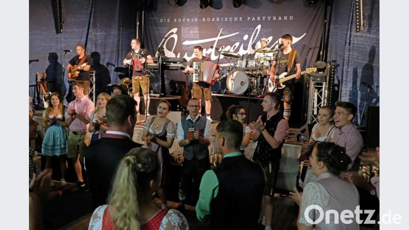 Die &quot;Quertreiber&quot; bringen mit ihren Partyhits ausgelassene Stimmung ins Festzelt Bild: twi