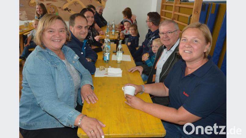 Bürgermeister Ernst Neumann (Zweiter von rechts) überbrachte die Glückwünsche der Gemeinde Pechbrunn zum 45-jährigen Bestehen des Kinderhauses Groschlattengrün. Mit im Bild Kinderhausleiterin Sabine Doss (rechts) sowie die frühere Leiterin Brigitte Kreil (links). Bild: jr