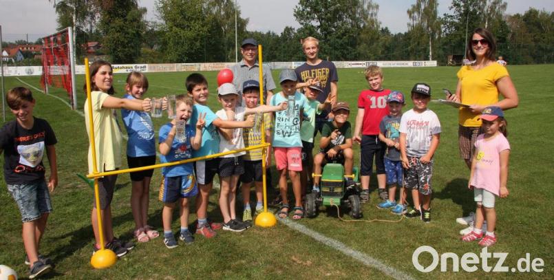 Eine kurzweilige Sache: Der „Bayerische Kinder-Fünfkampf“ wurde von den Schiedsrichtern Ulrike Schösser, Lukas Grüner und Karl Schreier (von links) geleitet. Bild: wro
