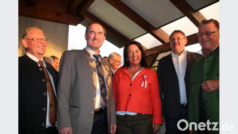 Hausbesuch von Hubert Aiwanger (Zweiter von links): Vor der Festzeltrede besucht der stellvertretende Ministerpräsident Ammerthals Bürgermeisterin Alexandra Sitter und die Freien Wähler aus dem Landkreis. Bild: jrh