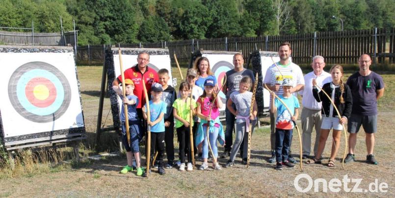 Als Ferienprogramm dürfen die Ammerthaler Kinder Bogenschießen. Bild: exb
