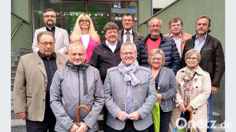 Eine Schwandorfer Delegation besuchte am Samstag das Bergmannsfest in der Partnerstadt Sokolov und formierte sich mit den Gastgebern zum Gruppenbild. Bild: Hirsch