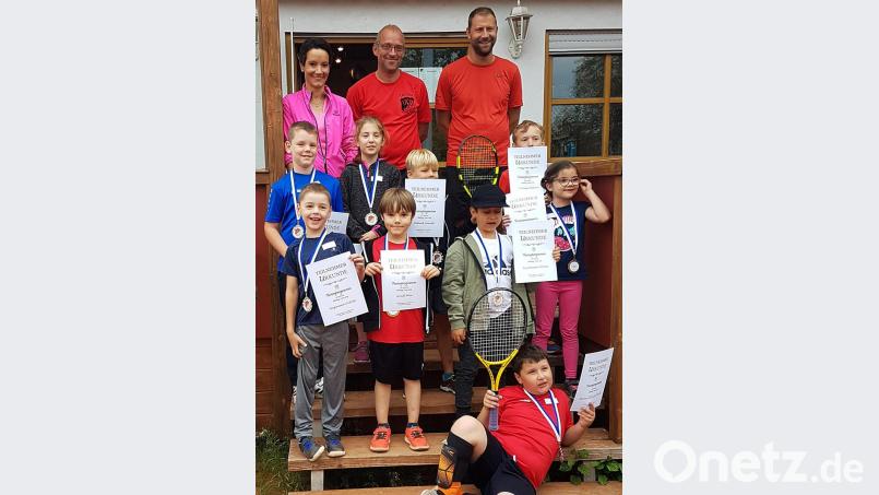 Der VfB Rothenstadt hat Kinder vor dem Schulstart noch einmal zum Spiel mit der gelben Filzkugel auf die Tennisanlage eingeladen. Bild: R. Kreuzer