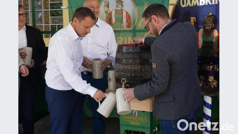 &quot;O&#039;zapft is!&quot; Bereits im Vorfeld probiert Bürgermeister Jens Meyer das Gambrinus-Festbier. Bild: Hopperdietzel