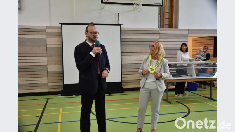 Der Vorsitzende der Kreisverkehrswacht, Landrat Andreas Meier, informierte gemeinsam mit Rektorin Heike Merther über die Warnüberwürfe für Erstklässler. Bild: Tobias Gräf