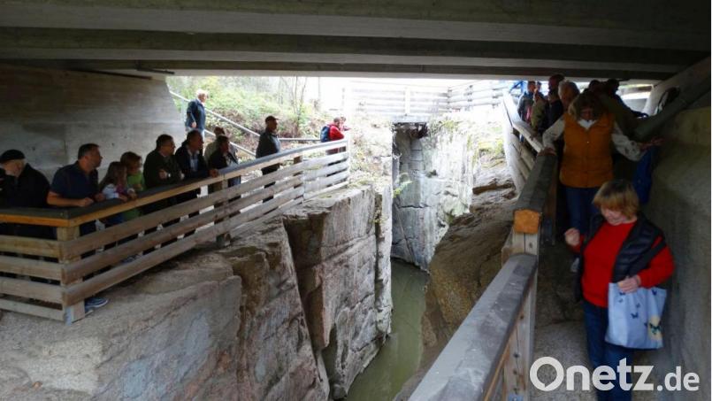 Zwei geöffnete Zugänge ermöglichten vielen Besuchern einen Blick in den historischen Wasserdurchlass. Nach einem normalen Start um 13 Uhr wurde die Anlage im Laufe des Nachmittags schier überrannt. Manche Gäste nahmen eine Wartezeit von zwei Stunden in Kauf, um an einer Führung teilnehmen zu können. Bild: Stadt Tirschenreuth/M. Streich