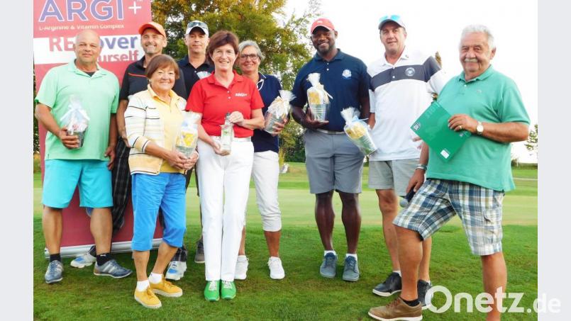 GLC-Spielleiter Reinhold Scharl (rechts) ehrte die Sieger des Einladungs-Turniers „Malu trifft Freunde“, unter anderem Dirk Salinger (Vierter von links). Bild: lst